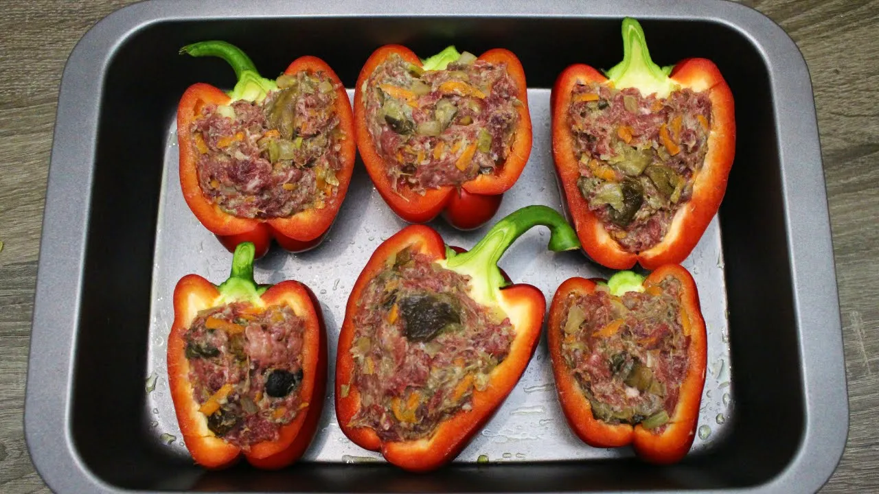 Gefüllte Paprika Rezept | Hackfleisch Füllung mit Käse überbacken | Backofen. 