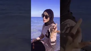 عيني خد عيني وجنبك ليلة خليني ولا حاجة ترضيني غير اني معاك عيني Shorts ضحى عيني خد عيني شيرين 
