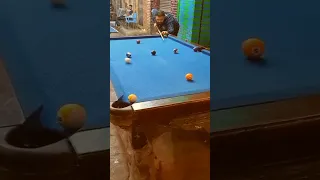 من صعب تقليد هاد شخص إداع الكرة في الحفر يلعب لعبة البيلياردو بي مهار عالية و يقدم عروض رائع لي 