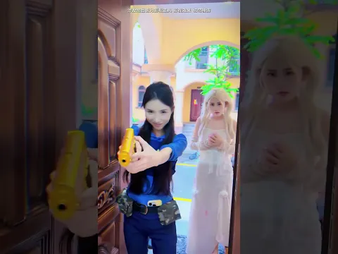 Un policía hombre comió algo incorrecto y fue golpeado#viral #humor #cosplay #funny