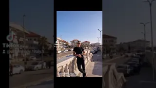 الي عارف  ايه بيضايقني  وتملي قاصد يعمله  دندنها