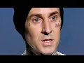 Travis Barker s Near-Death Plane Crash Explained