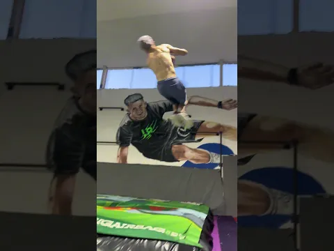 EN MI GIMNASIO LOS MONITORES VUELAN #shortsviral #parkour #yosoydelos7mil #arta #humor #artamios