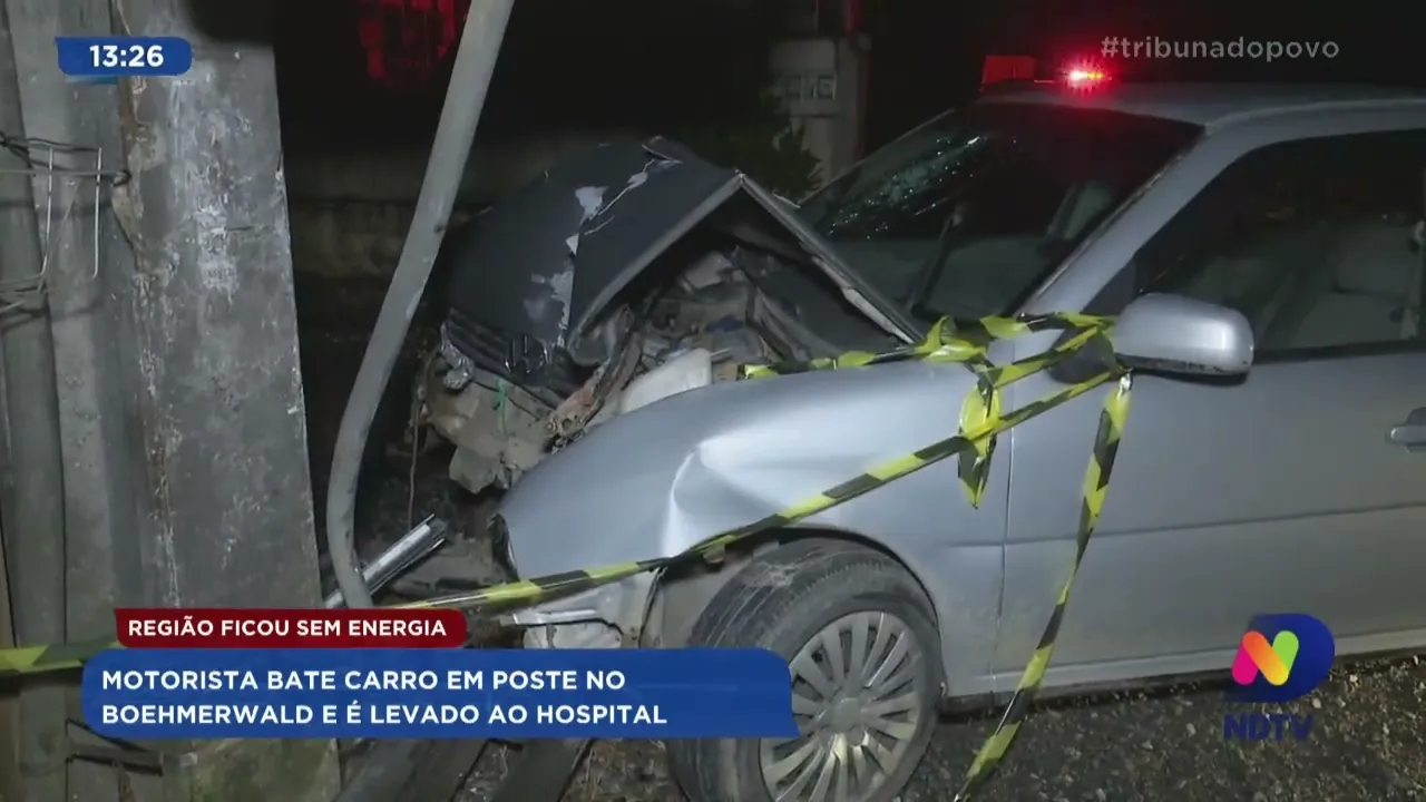Região ficou sem energia: motorista bate carro em poste no Boehmerwald e é levado ao hospital