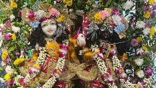 इस प्रकार से सभी कुछ भगवान ￼ पर आश्रित है सभी गृह नक्षत्र एवं तारा उन्हें से बाँधे हैं , B G 7.7