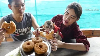 Dodo Family Makes a Giant Delicious Donut Cake!