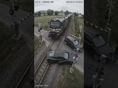 Arkadaki araca helal olsun😳