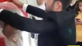 ضرب زوجته كف يوم العرس 
