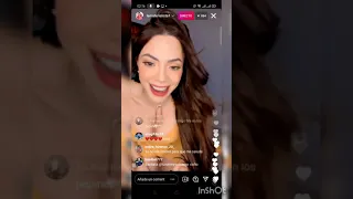 live la materialista moviendo la chapa muy sexi y una amiga se en