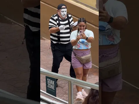 no hesitation whatsoever 😂 Tom mime Seaworld #tomthemime #seaworldmime #funnyvideos #comedy #funny