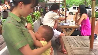 밖에서 모유 수유하는 여성분 