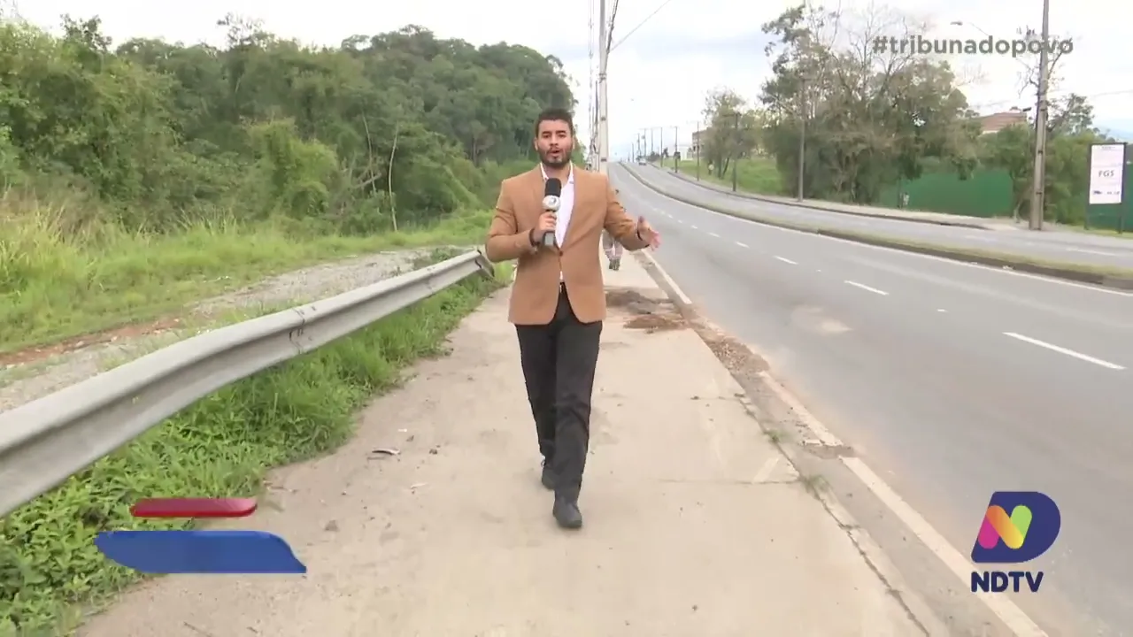 Avenida Santos Dumont: motorista aquaplana, perde controle da direção e bate caminhão em poste