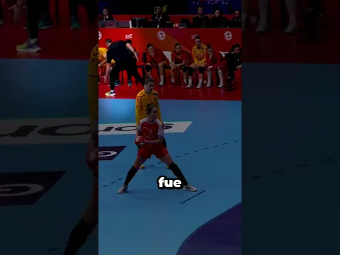 Esta chica hizo una salvada increíble gracias a su entrenador 😯 #shorts #balonmano #deportes