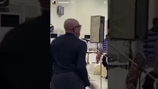 الفنان محمد الامين يضحك من رقيص احد الحضور 