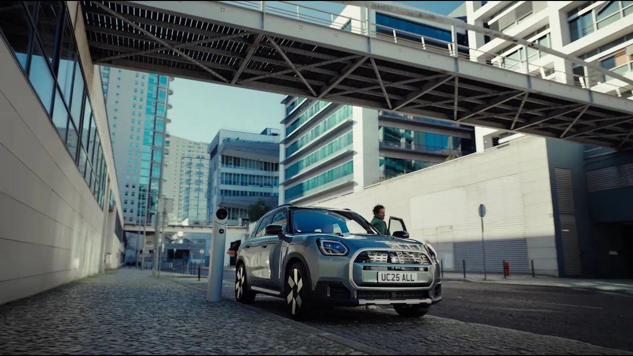 MINI France — MINI - Rechargez Partout en Toute Simplicité (YouTube video ad)