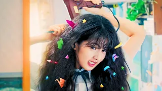 بتشوف نفسها وحشة بسبب شعرها المجعد وبتقرر متحبش حد بس بتقع ف حب أوسم شاب فى مدرستها وبتعمل خطط عشانه 