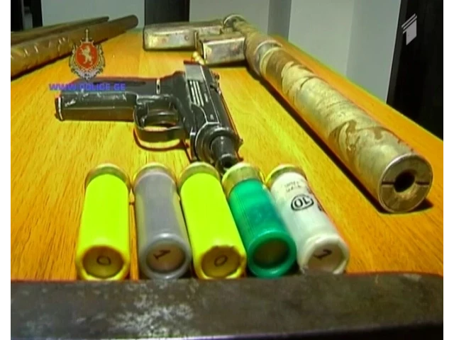 დაკავება საბრძოლო მასალის მართლსაწინააღმდეგო შეძენა-შენახვის ბრალდებით