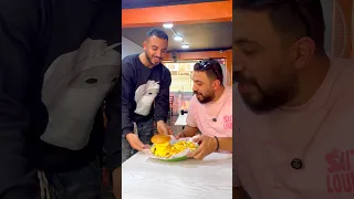 الشاب ده مر بظروف وحشة وجمع اللي معاه وفتح بيهم مطعم بس للاسف مفيش حد عارفه قولت اخدكم ونروح نفرحه   دندنها