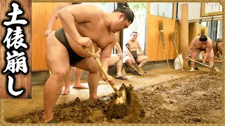 【相撲】稽古を終えた力士たち、土俵を作り直す|朝稽古