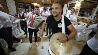 Гурт ДРУЗІ між столами м Кам янець Подільський 