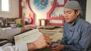 الطالبان حنيف إبراهيم ياسر و سيد قطب عبد الله يوسف من ماليزيا يسردان كتاب الله كاملا في جلسة واحدة 