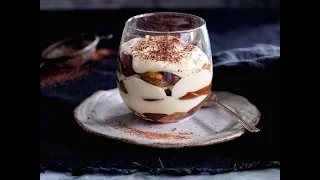 Cara membuat Tiramisu hanya dalam 10 menit. Versi Tiramisu ini sangatlah gampang, ga pake ribet dan . 