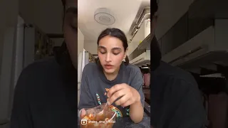 عراقية تاكل ثوم بطريقة غريبة 