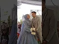 Download Lagu pengantin terlihat bahagia ketika melemparkan buket bunga #pengantin #pernikanan #shortvideo