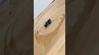 استعراض سيارات الدفع الرباعي في رمال الصحراء 