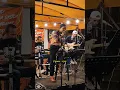 Download Lagu Kalau Ella tengok boleh menangis kat bucu katil.. Pedih cover by Gee At Least Band,...Mana Cafe JB