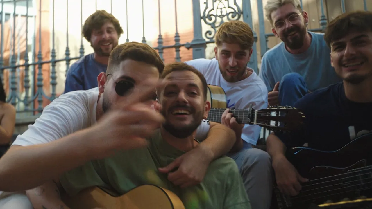 Salistre, El Duende Callejero - Me Mueve El Aire (Video Oficial) Salistre, El Duende Callejero - Me Mueve El Aire (Video Oficial)
