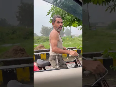 किसी का दर्द समझ लेना भी एक बड़ी नेकी है। 🤲 #humanity #rain #help #happy #shorts #
