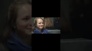 رجل يضحك في المترو ضحك هستيري 