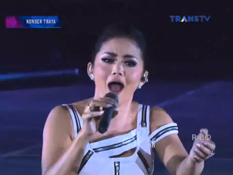 Download MP3 KRISDAYANTI feat BOB TUTUPOLI - CINTA // KONSER TRAYA KRISDAYANTI 22 MEI 2015