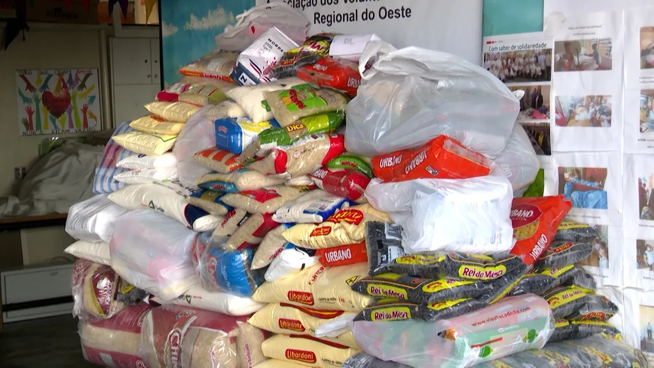 Clube fusca entrega alimentos para Associação dos Voluntários do HRO