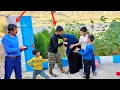 Download Lagu We zien ware vreugde op de gezichten van de familie als Reza thuiskomt.