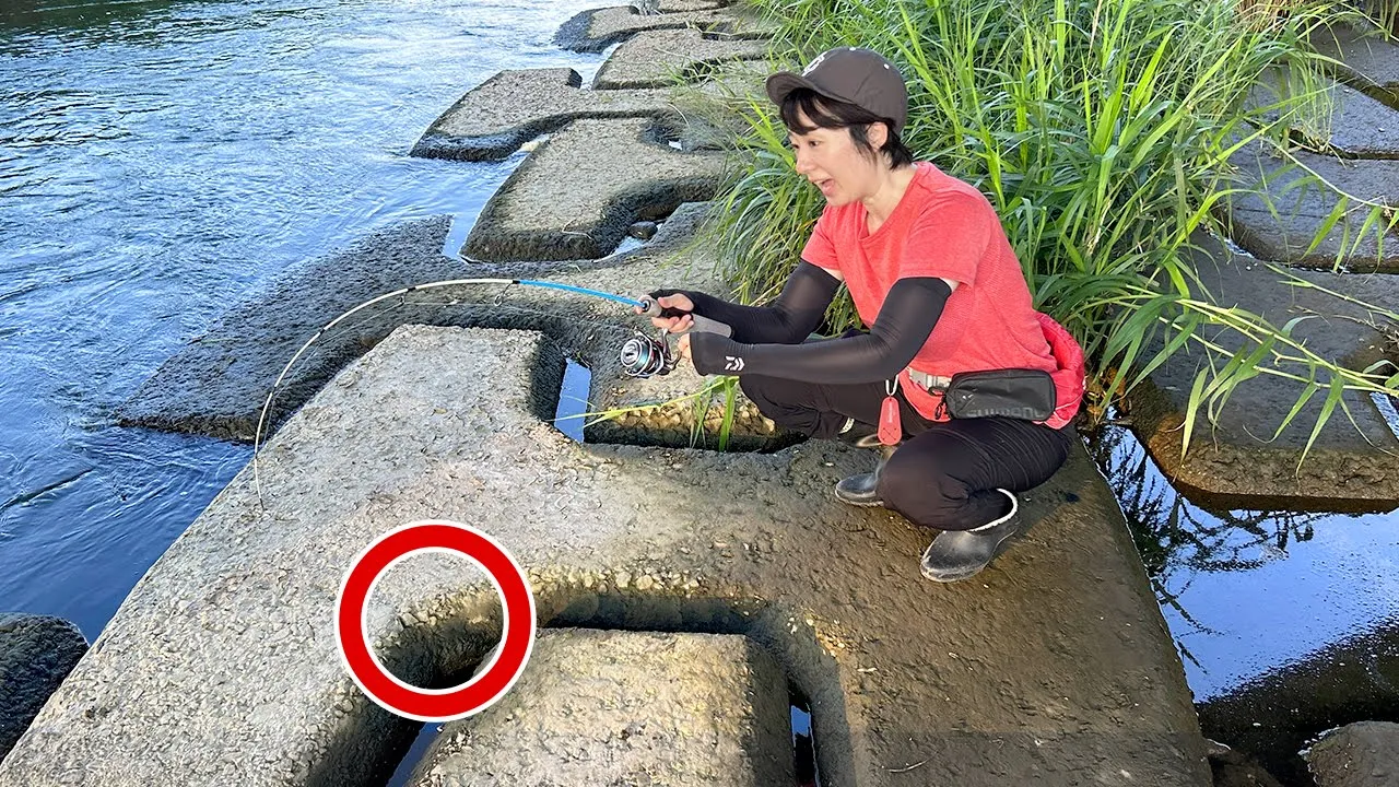 こんな所にミミズを落としたら、大物が喰ってきた!!【シン・うなぎの穴釣り】
