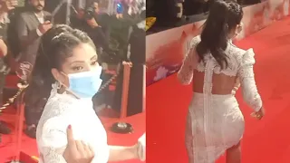 جري منى زكي على الريد كاربت والله متأخرة لاستلام جائزة الدير جيست دندنها