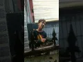 Download Lagu pengamen bocah cilik gak punya ayah dan ibu tak sekolah juga