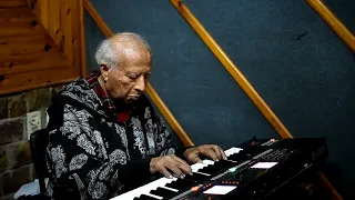 هاني شنودة يكشف تفاصيل موسيقى فيلم المشبوه ويروي قصته مع عادل إمام  عادل امام دندنها