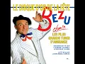 Il tape sur des bambous