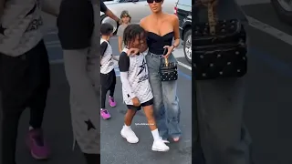 scolds her son for flipping off paparazzi