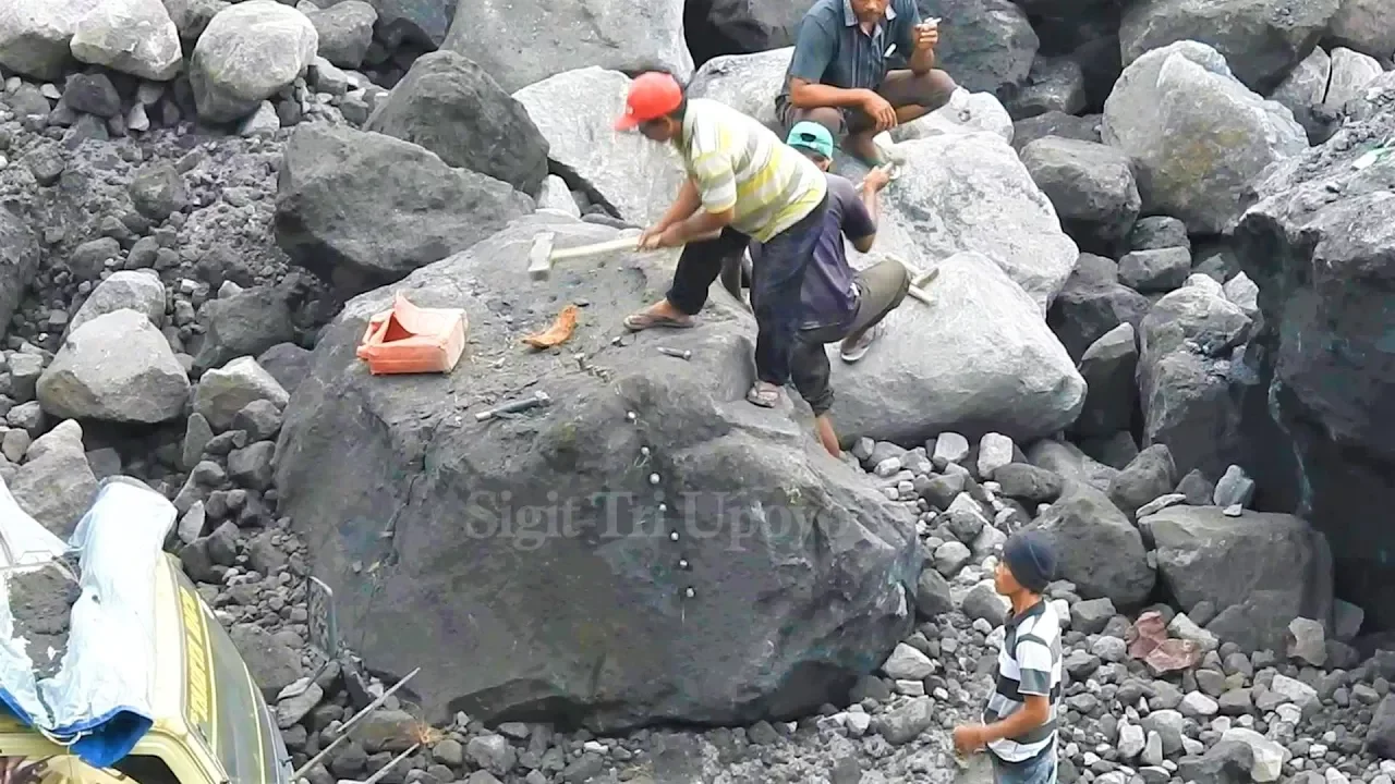 
          
          
          
            
            Beginilah Proses Memecah Batu Raksasa Menggunakan Palu Besar | Stone Splitting
          
        . 