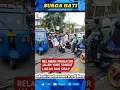 Download Lagu AKSI LINCAH SEORANG WANITA pengatur jalan, saat ambilkan sekarung beras yang jatuh di tengah jalan