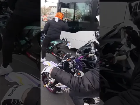 Sie lässt ihn eine Durchsage machen 😳