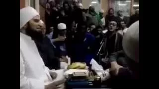 الحبيب الجفري  يشرك بالله و يردد مدد مولانا ياحسين في احد الاحتفالات دندنها