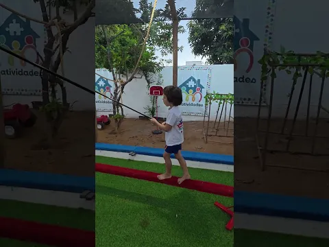 Equilíbrio e coordenação com as pinça, impecável