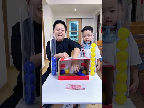 摸球挑战，太搞笑了，留着以后玩#亲子互动 #爸爸带娃#家有萌宝
