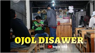 kang ojol dapat saweran dari pengunjung warkop
