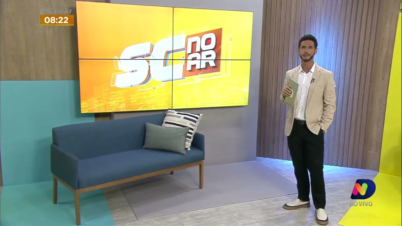 Carro bate em ônibus em uma das movimentadas avenidas da região continental de Florianópolis